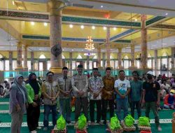 BAZNAS Bone Salurkan 300 Paket Bantuan Konsumtif untuk Petugas DLH dalam Kegiatan Berbagi Keberkahan Akhir Tahun