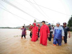 Kunjungi Lokasi Banjir di Pangkep, Prof Zudan Pastikan Warga Terdampak Tertangani dengan Baik