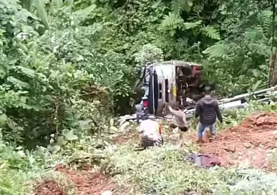 Bus Ketty masuk jurang