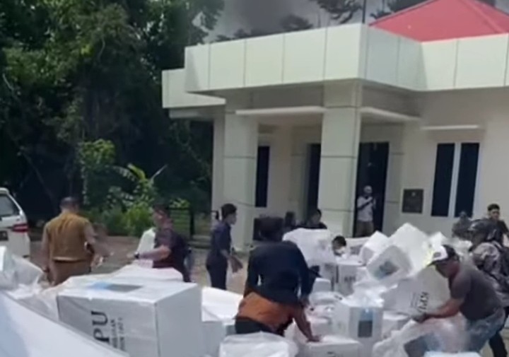 KPU Morowali terbakar