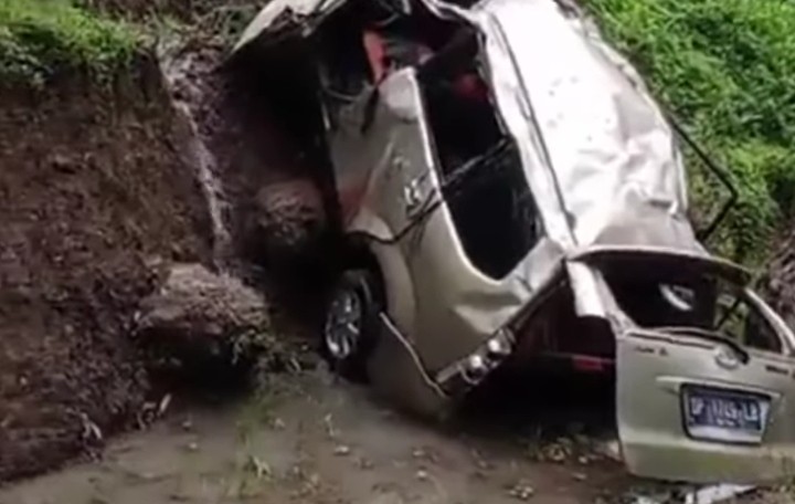 Avansa masuk jurang toraja