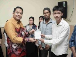 Serahkan Beasiswa KIP Kuliah, Rektor ITBM Balik Diwa Harap Orang Tua Turut Aktif Dorong Mahasiswa Berprestasi