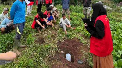 KKN Tematik Unhas Gelombang 113 Posko Gowa 6 Malino Terapkan Biopori dan Alat pH Tingkatkan Kualitas Tanah Batulapisi