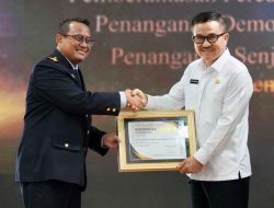 Sekda Sulsel Jufri Rahman Terima Penghargaan dari DJBC Sulbagsel