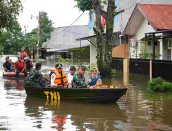 Pj Gubernur Sulsel Prof Fadjry Tinjau Lokasi Banjir di Makassar