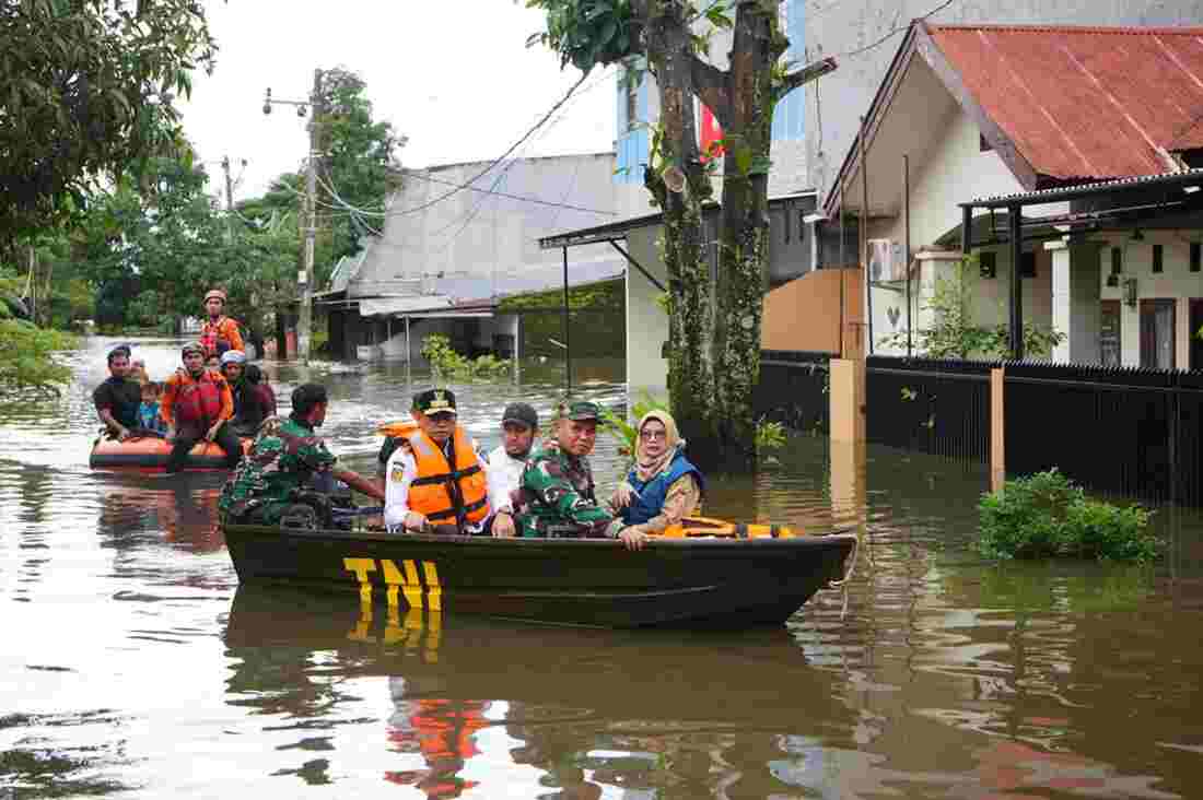 Pj Gubernur Sulsel Prof Fadjry meninjau langsung lokasi banjir di Perumnas Antang Blok VIII dan Blok X, Rabu (12/2/2025). (Foto: Humas Diskominfo SP Sulsel/ Ist.)