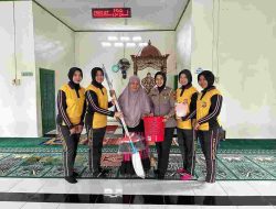 Manfaatkan Momen Ramadhan, Polwan Polres Bone Bagi Bantuan Sembako dan Bersihkan Masjid