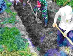 Jumat Bersih, Bhabinsa Bersama Warga Kajaolaliddong Kompak Bersihkan Saluran Irigasi Tersumbat
