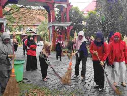 Kerja Bakti” Jumat Bersih” di Lingkungan Kantor Sekertariat DPRD Bone