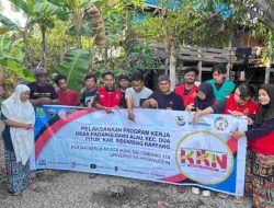 Mahasiswa KKN Tematik Unhas 114 di Desa Padangloang Alau Sidrap Gelar Sosialisasi dan Demonstrasi Pembuatan Lubang Resapan Biopori