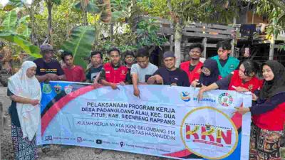 Mahasiswa KKN Tematik Unhas 114 di Desa Padangloang Alau Sidrap Gelar Sosialisasi dan Demonstrasi Pembuatan Lubang Resapan Biopori