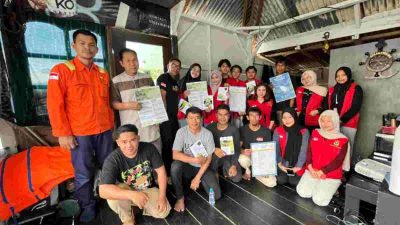 Mahasiswa KKN Tematik Unhas Gelombang 114 posko Desa Sorowako, gelar Sosialisasi Perancangan Job Safety Analysis (JSA) pada kegiatan pengambilan dan pengolahan Hydrilla Verticillata untuk pembuatan pupuk kompos di Sekretariat Spear Fishing Lutim di Sorowako, pada Kamis (31/7/2025). (Foto: Nurainun/ Ist.)