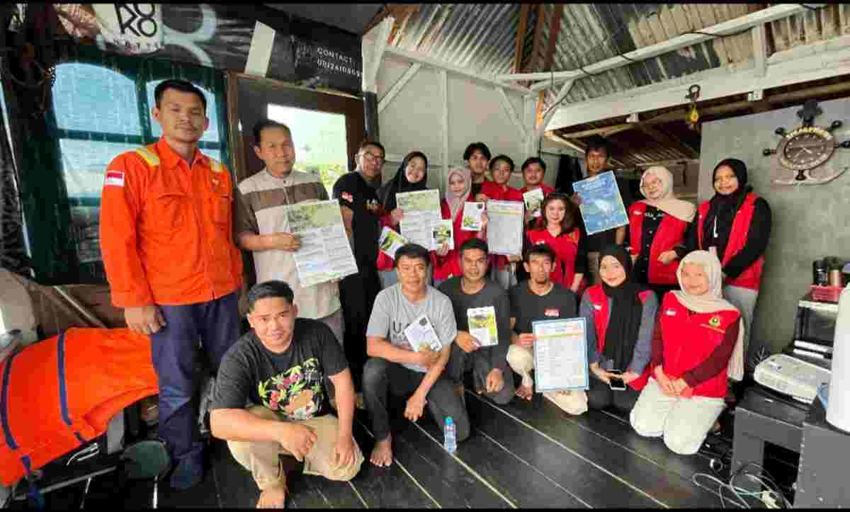 Mahasiswa KKN Tematik Unhas Gelombang 114 posko Desa Sorowako, gelar Sosialisasi Perancangan Job Safety Analysis (JSA) pada kegiatan pengambilan dan pengolahan Hydrilla Verticillata untuk pembuatan pupuk kompos di Sekretariat Spear Fishing Lutim di Sorowako, pada Kamis (31/7/2025). (Foto: Nurainun/ Ist.)