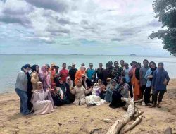 Arisan Keluarga Sambil Berlibur di Pantai Tanjung Pero Tonra