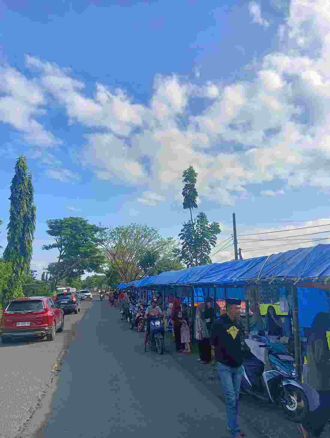 Ratusan pengunjung memenuhi hari pertama puasa di Pasar Ramadhan Desa Kadai Kecamatan Mare. (Foto: Ksm/Berita 99news. Id