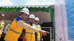 Bupati Luwu Utara, Andi Abdullah Rahim, bersama Gubernur Sulawesi Selatan, Andi Sudirman Sulaiman, dalam prosesi groundbreaking pembangunan jalan ruas Sabbang–Tallang–Sae di Kecamatan Rongkong, Minggu (26/4/2026). (Foto: Humas Diskominfo SP Sulsel/ Ist.)