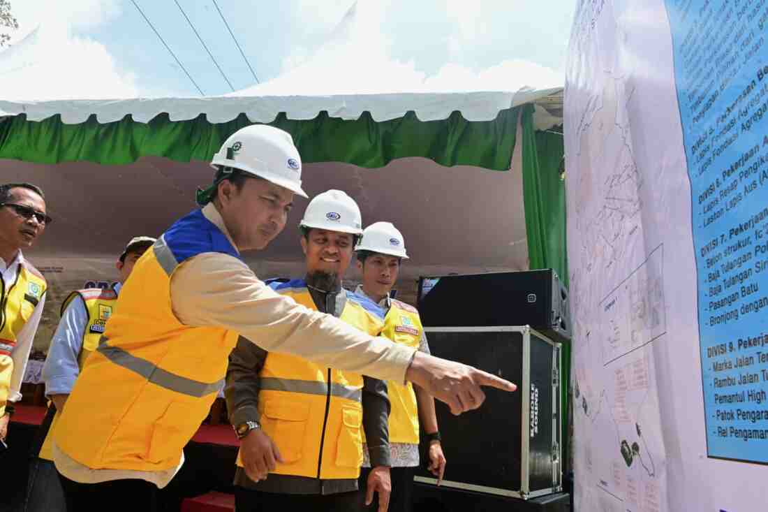 Bupati Luwu Utara, Andi Abdullah Rahim, bersama Gubernur Sulawesi Selatan, Andi Sudirman Sulaiman, dalam prosesi groundbreaking pembangunan jalan ruas Sabbang–Tallang–Sae di Kecamatan Rongkong, Minggu (26/4/2026). (Foto: Humas Diskominfo SP Sulsel/ Ist.)